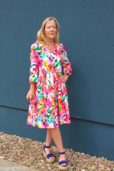 Baumwollstoff Slub-Musseln Haren Blumen Fb. Weiß mit Pink von Swafing